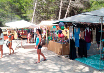 Mercado playa de Benirràs